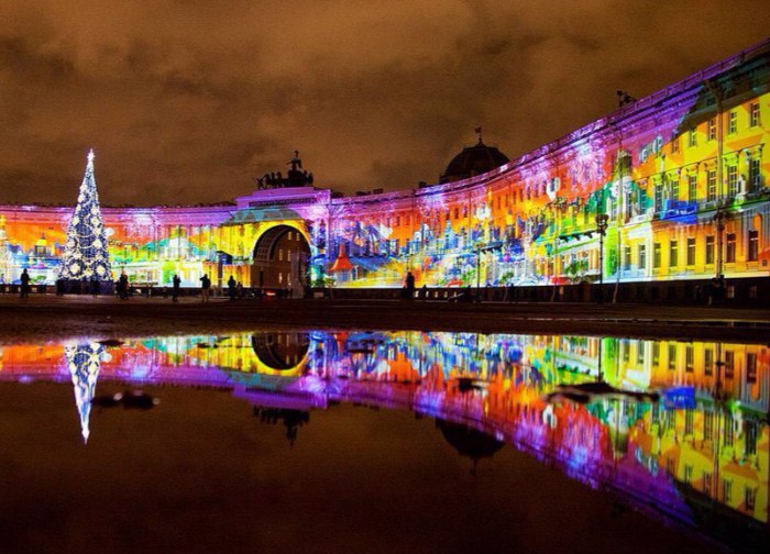 На Дворцовой в декабре покажут новогоднее световое шоу и дадут яркий фейерверк