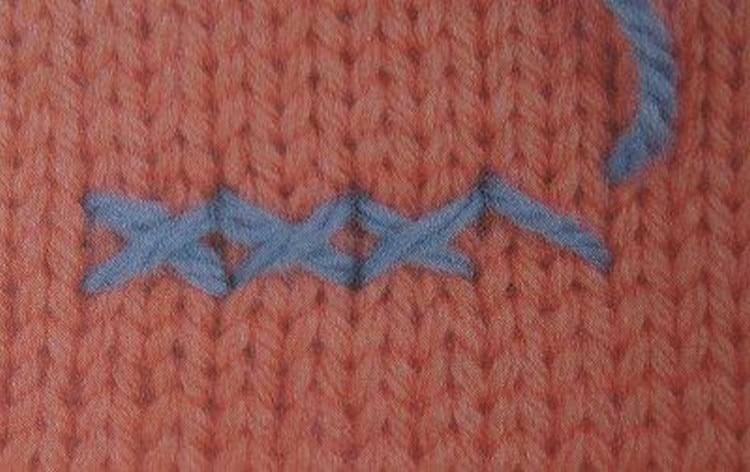 Как на вязаном изделии сделать вышивку нитками, бисером или лентами