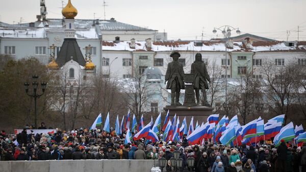 Жители города Екатеринбурга во время шествия, посвященного празднованию Дня народного единства