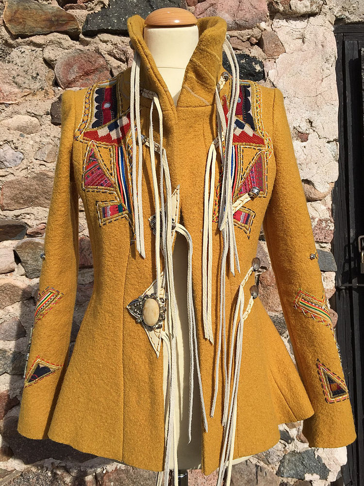 Охота за красотой: пальто с декоративной вышивкой и интересными вариантами отделки, фото № 24