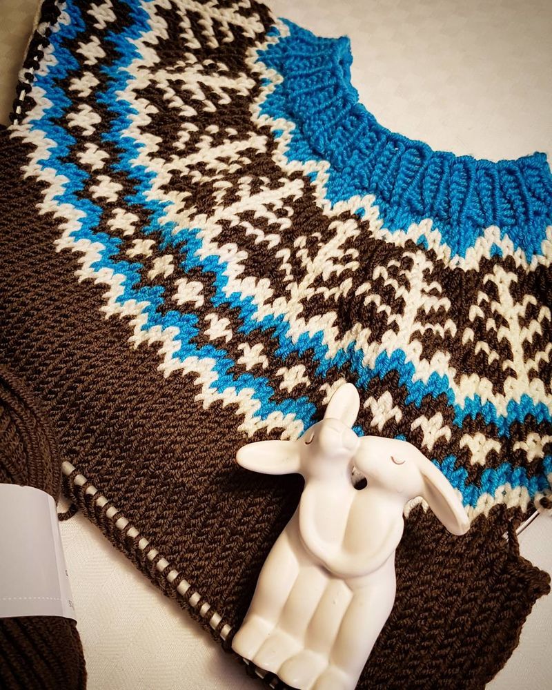 Скандинавский свитер: простота кроя и особый узор, фото № 22