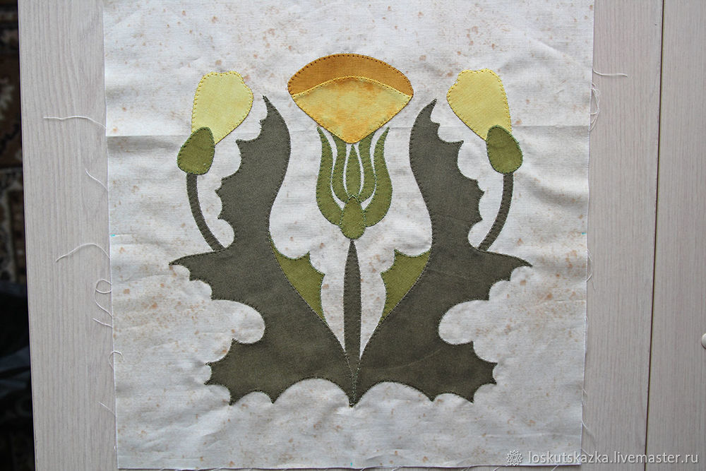 Панно «Одуванчики» — аппликация из ткани с использованием двусторонней клеевой (паутинки на бумаге), фото № 21