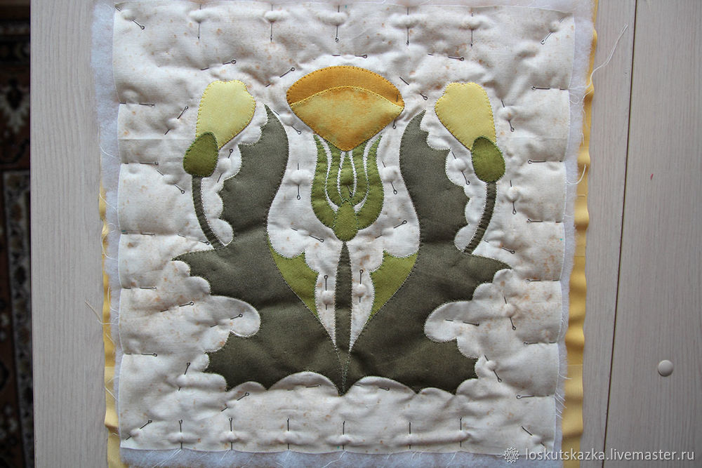Панно «Одуванчики» — аппликация из ткани с использованием двусторонней клеевой (паутинки на бумаге), фото № 28