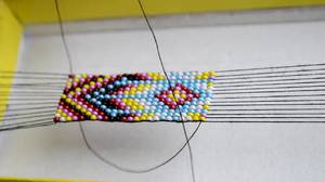 Плетение многоцветных фенечек