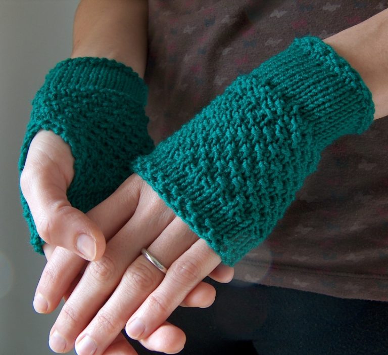 Free knitting pattern for Emerald Handwarmer easy fingerless mitts