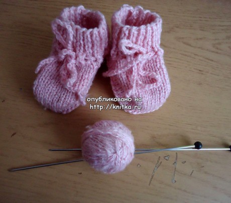 Розовые носки - пинетки. Работа Валерии. Вязание спицами.