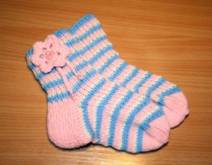 Вязаные носки для девочек можно украсить ленточками, бусинами 