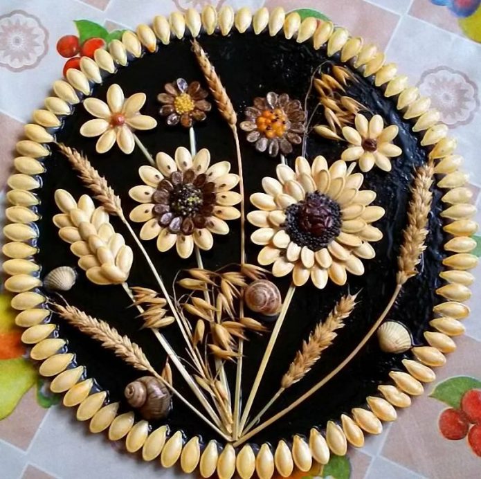 Панно из семян на пластиковой тарелке