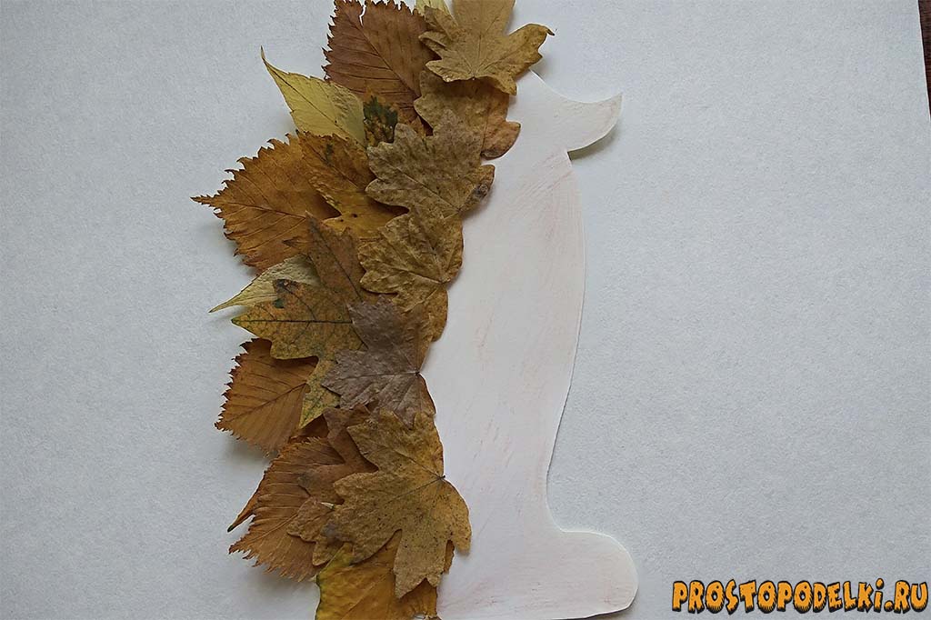 Ежик из листьев на бумаге-4