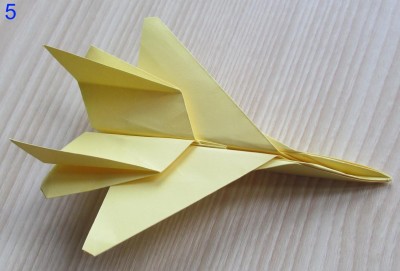 собранный к полёту истребитель оригами