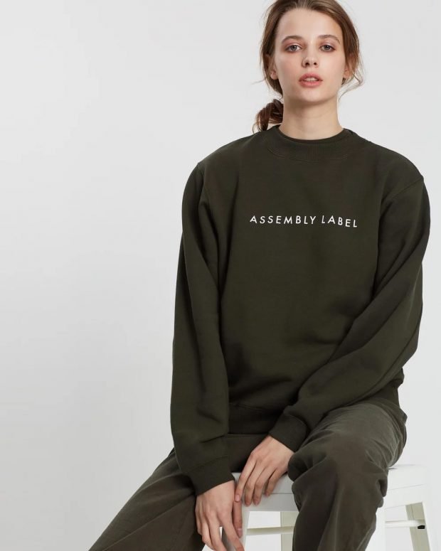 модные свитера 2019 2020: темно-зеленый с надписью