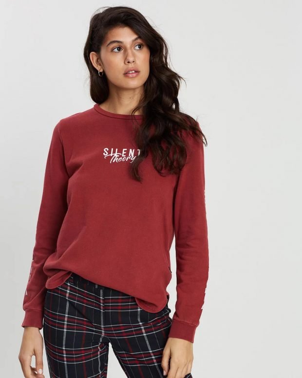 модные свитера 2019 2020: бордовый с надписью