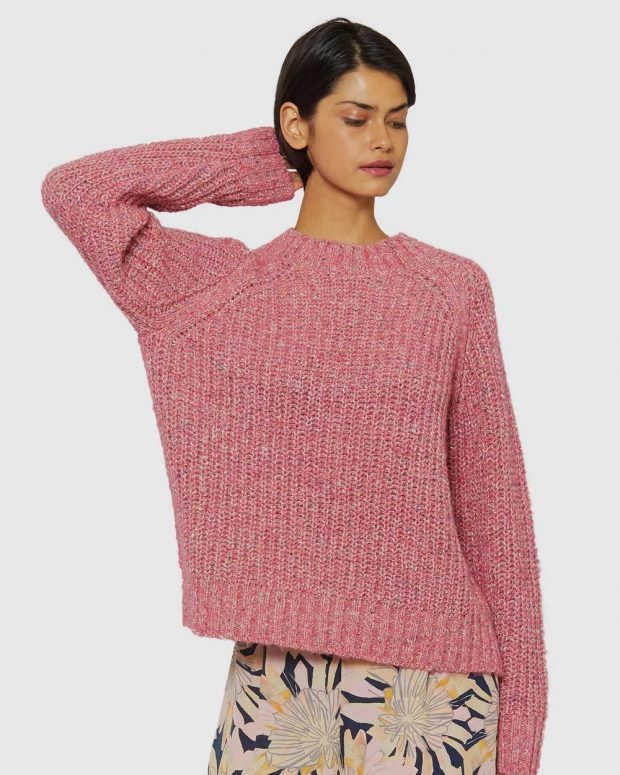 модные свитера: розовый вязаный